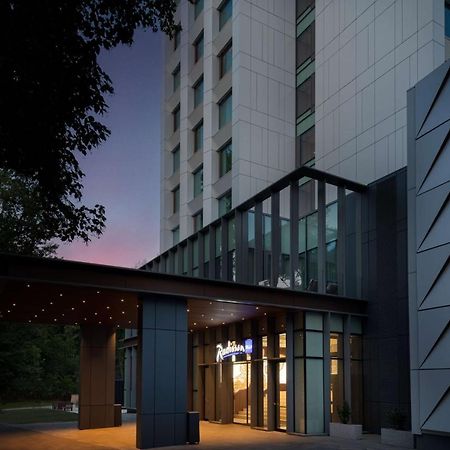Radisson Blu Hotel, Cluj Exterior foto Entrance to the hotel