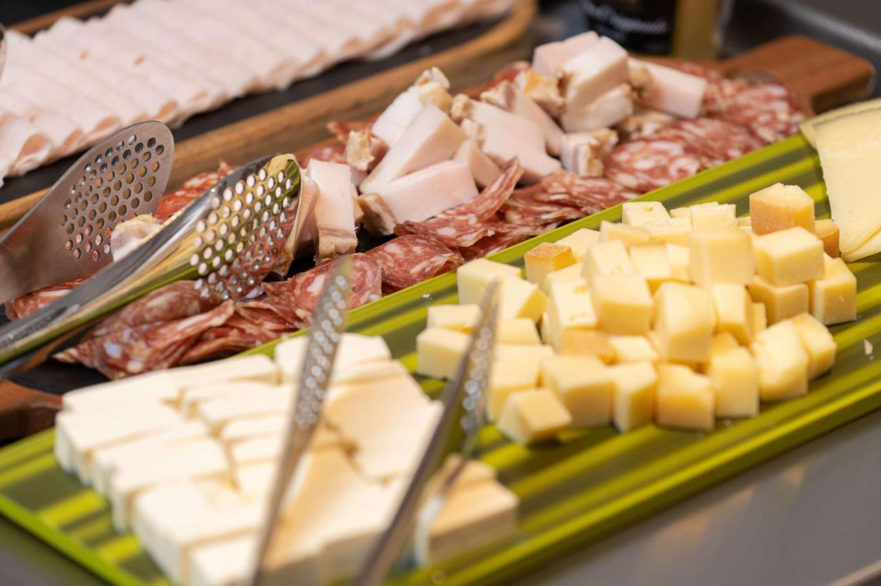 Radisson Blu Hotel, Cluj Exterior foto A cheese platter