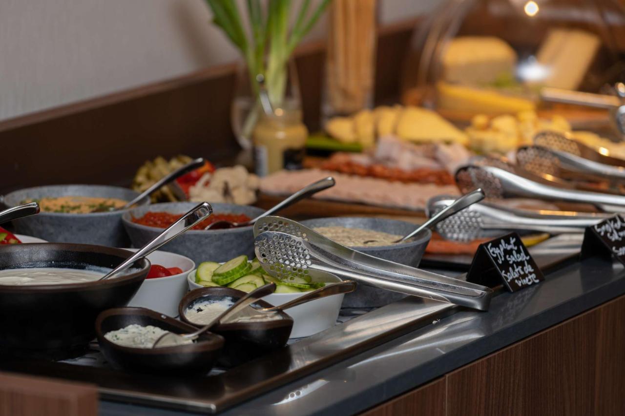 Radisson Blu Hotel, Cluj Exterior foto A salad bar
