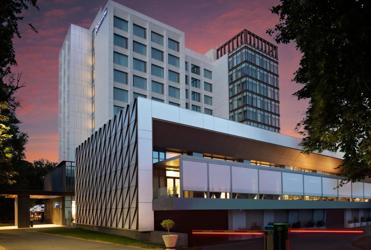 Radisson Blu Hotel, Cluj Exterior foto The hotel at dusk