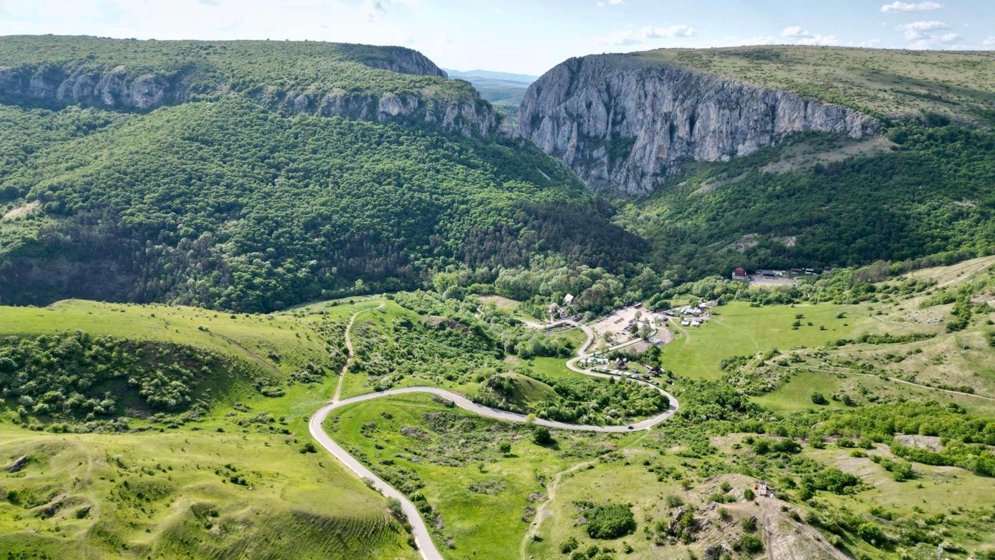 Radisson Blu Hotel, Cluj Exterior foto The road through the gorge