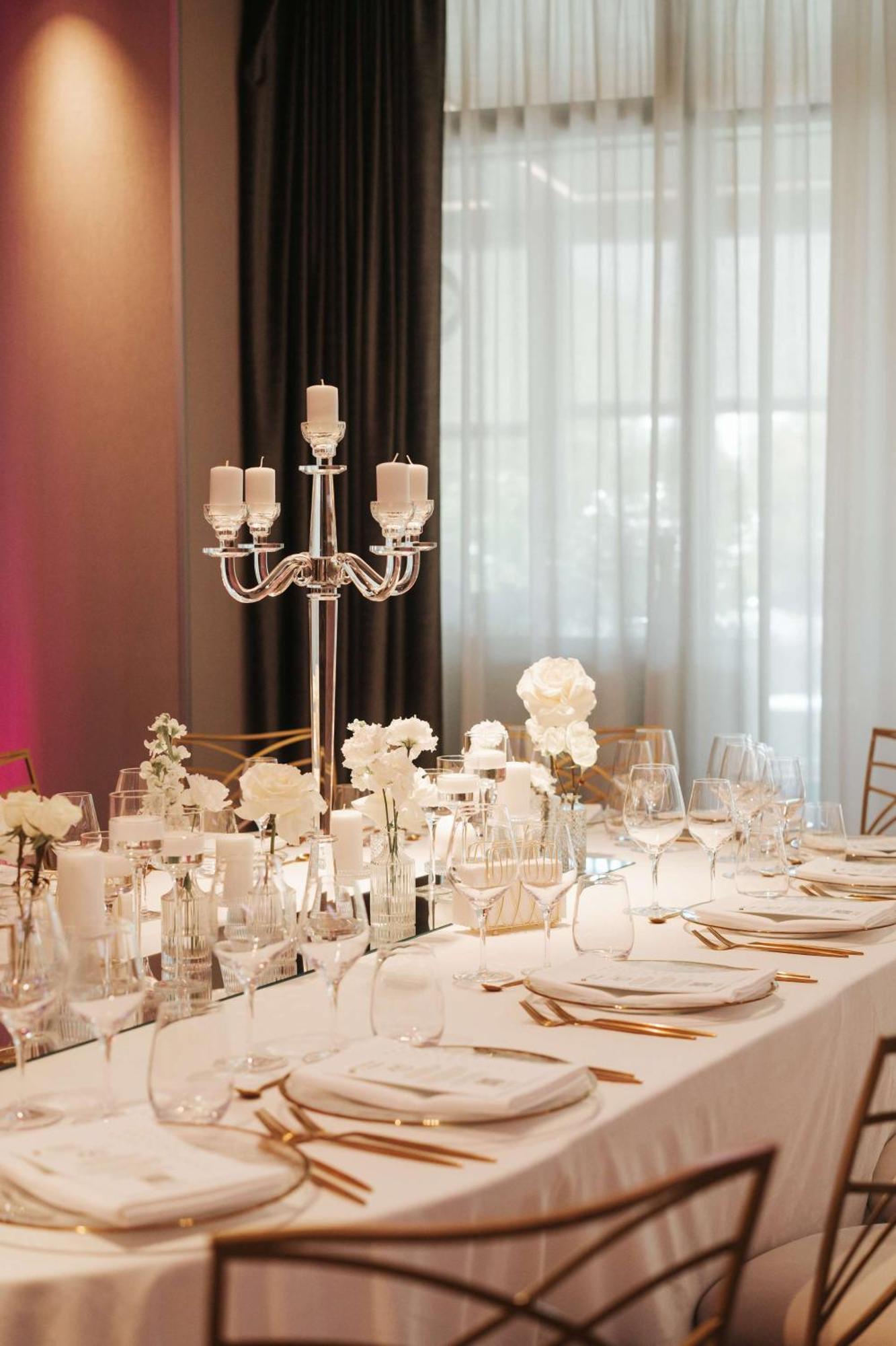 Radisson Blu Hotel, Cluj Exterior foto A table set for a formal dinner