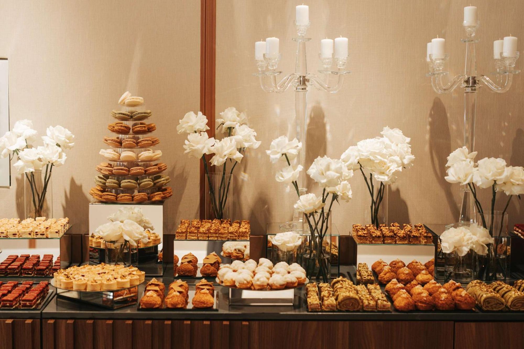 Radisson Blu Hotel, Cluj Exterior foto A dessert table at a wedding